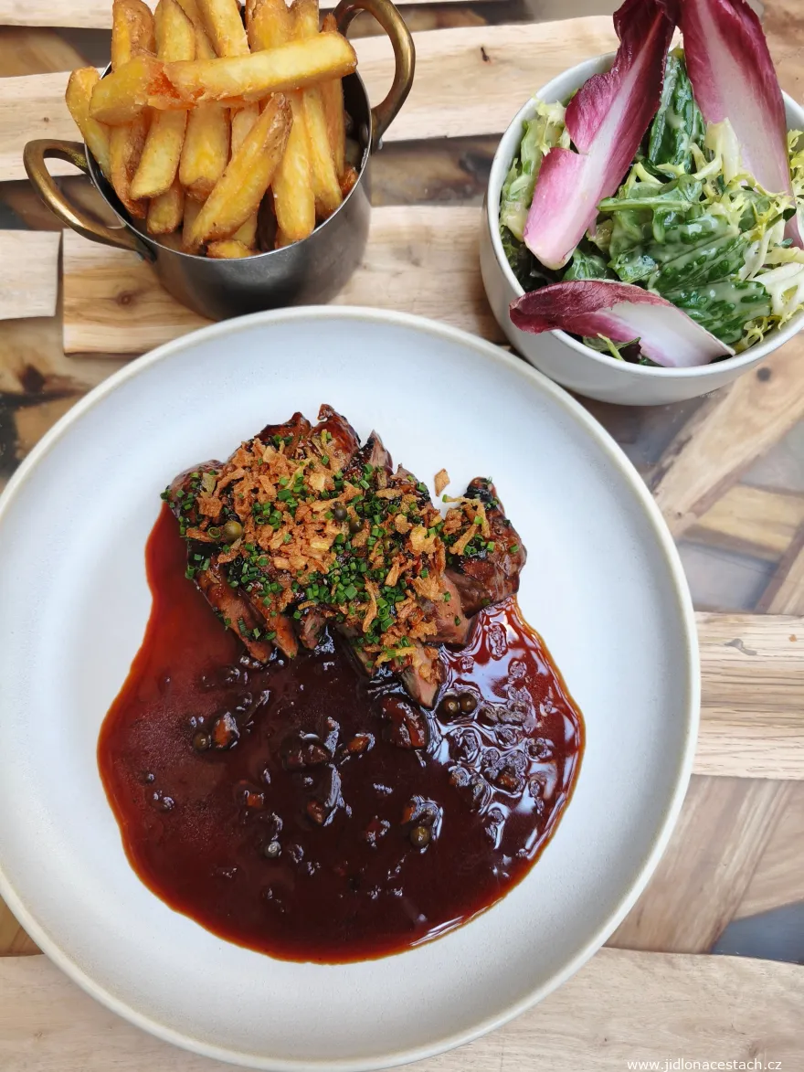Lunch menu at 420 Restaurant: grilled veal liver with onion and pepper sauce, French fries and leaf salad. (October 2025). Lunch menu at 420 Restaurant: grilled veal liver with onion and pepper sauce, French fries and leaf salad. (October 2025).